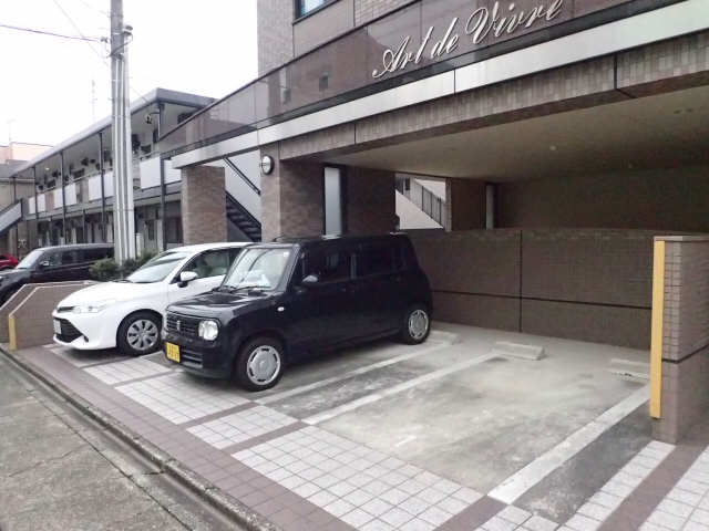 アール・ド・ヴィーヴル 駐車場