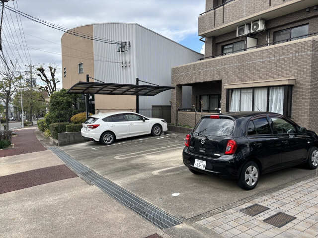  LIVELAN FUJIMIGAOKA 駐車場