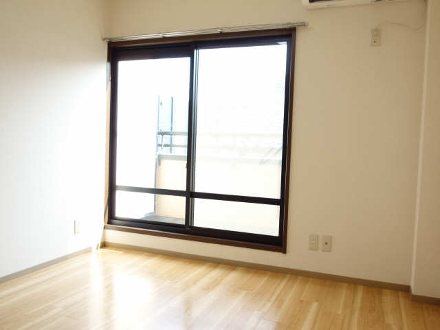 フローレスライフ藤ケ丘 持て余さないサイズの居室です。