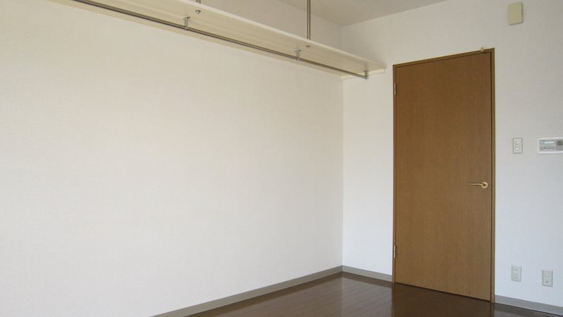 棒屋第5住吉ハイツ 窓側から見た居室と吊り棚