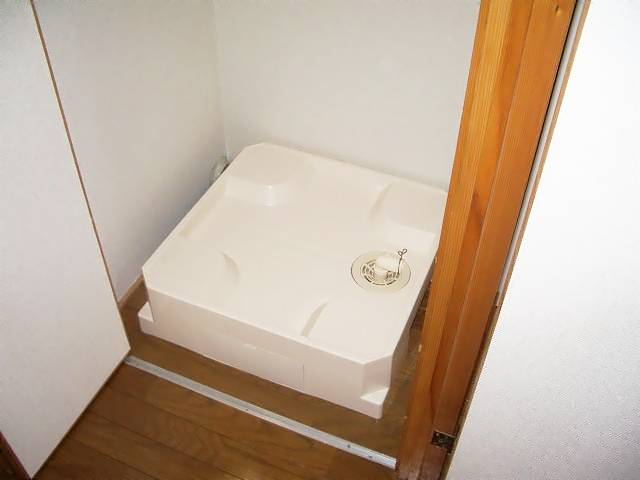 鏡ヶ池ハイツ 室内に洗濯機も置けます。収納スペースとしても使用可。