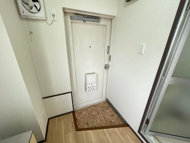 八和ビル 玄関