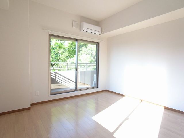フォレスト那古野 明るく開放感のあるお部屋です。