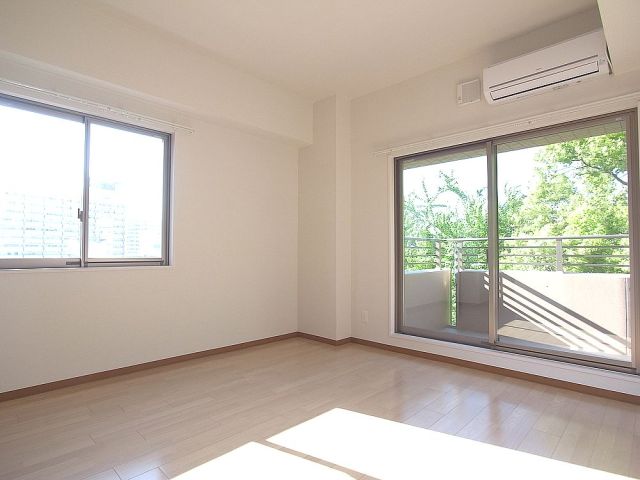 フォレスト那古野 明るい雰囲気の洋室です。