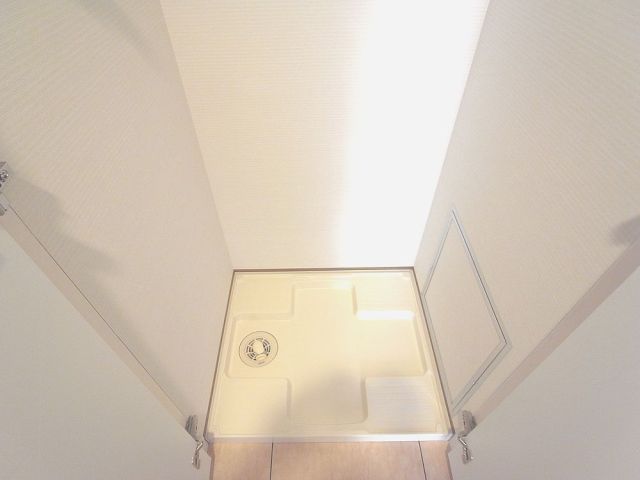 フォレスト那古野 室内洗濯機置場です。
