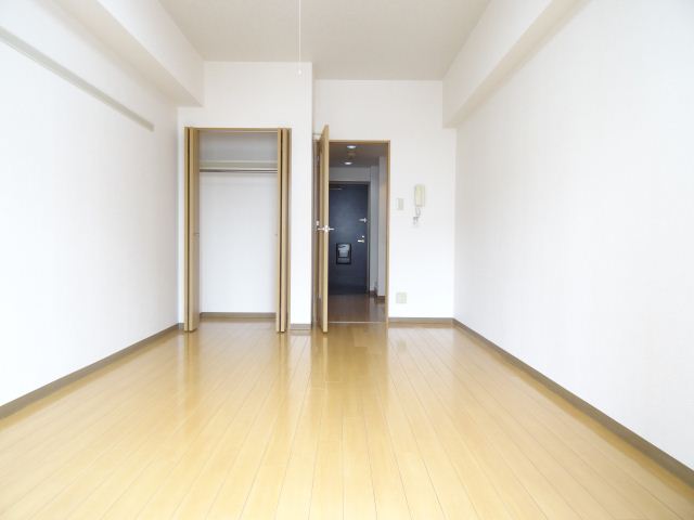 エグゼシオール藤ヶ丘 明るく広い洋間８帖大、家具の配置もしやすいです