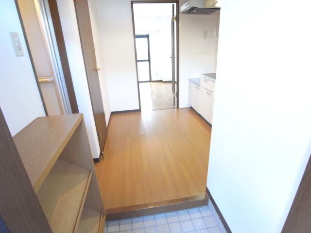 長谷川１２番館 玄関