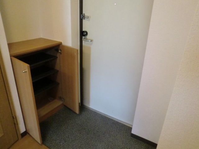 ヤマトマンション大須Ⅴ 玄関には下駄箱があります。