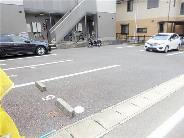 エバーグリーン黒笹 駐車場