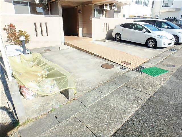 ワンライフ原 駐車場