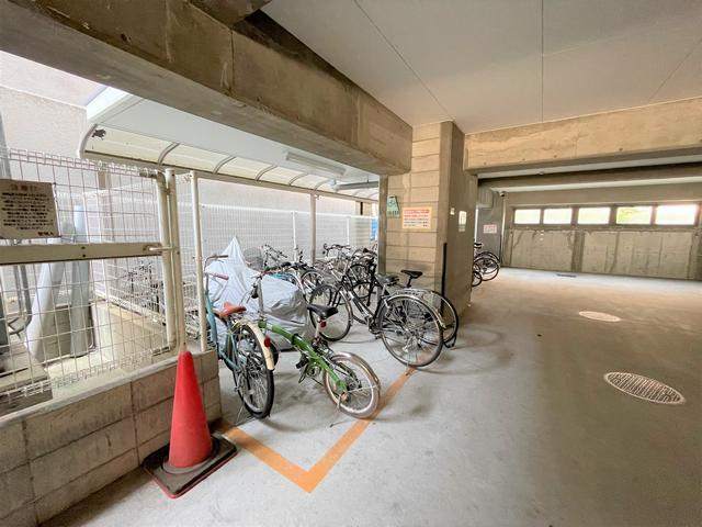 ＫＯＮＳＯＲＴＥ松原 駐車場