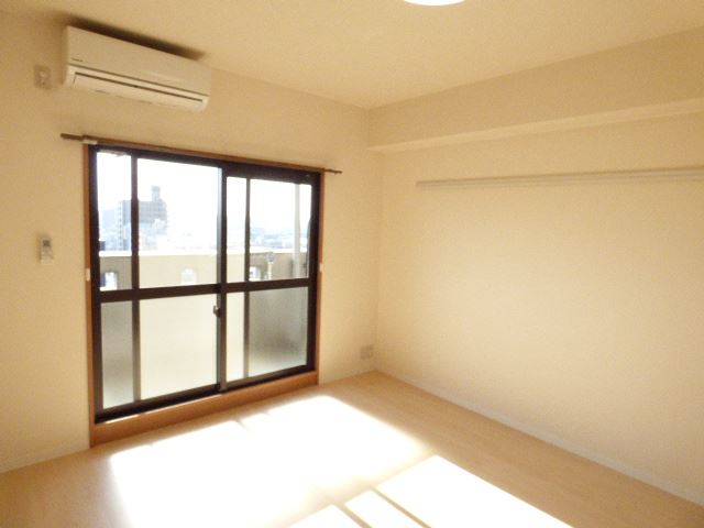 グランドール栄生 全室照明器具がついています。