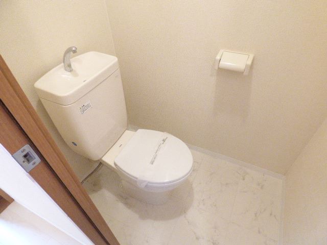 グランドール栄生 清潔感のあるトイレです。