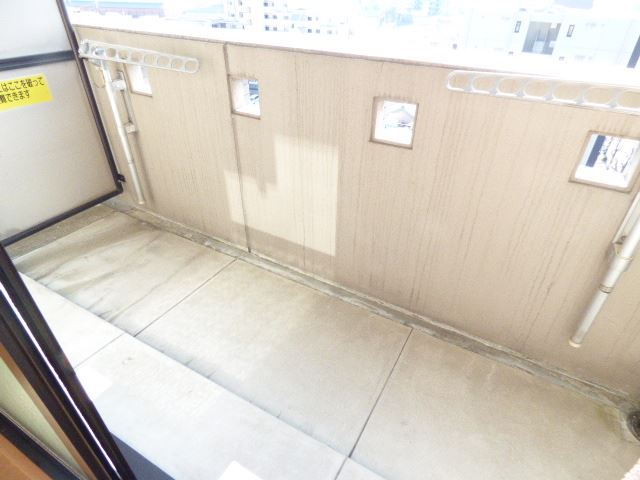 グランドール栄生 広々して明るいベランダです。