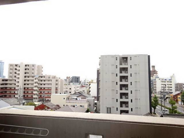 グランドール栄生 南向きのベランダで洗濯物もすぐ乾いちゃいます。