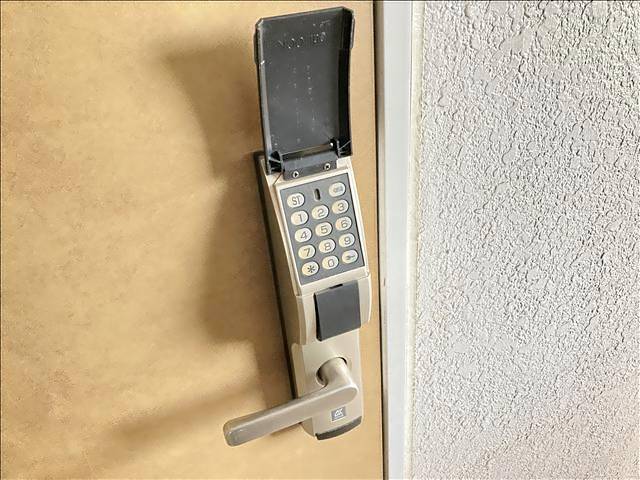 リバーサイドドリーム 玄関は電子キーで施錠可能です。