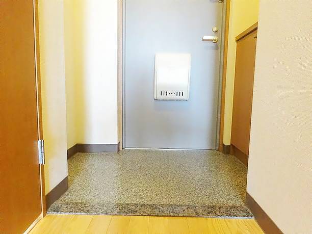 グランドール栄生 下駄箱があるので広々と使えます。