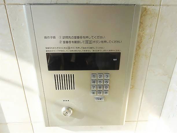 グランドール栄生 オートロック式のエントランスです。