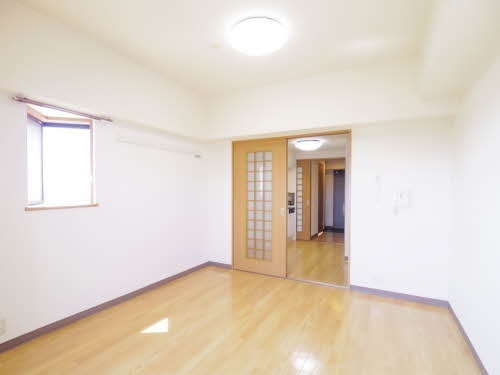 グランドール栄生 明るい雰囲気のお部屋です。