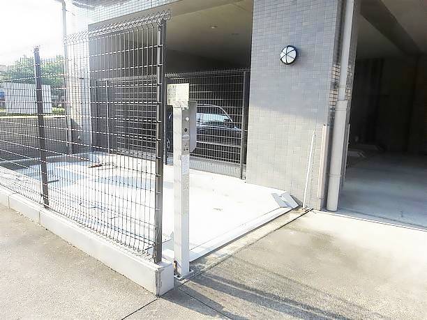 グランドール栄生 機械式の駐車場です。