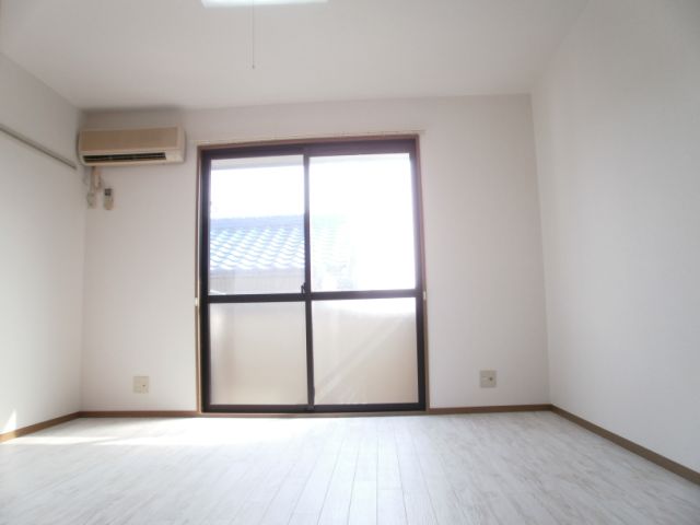 ケープヒルズ天神 白を基調とした清潔感あふれる洋室です