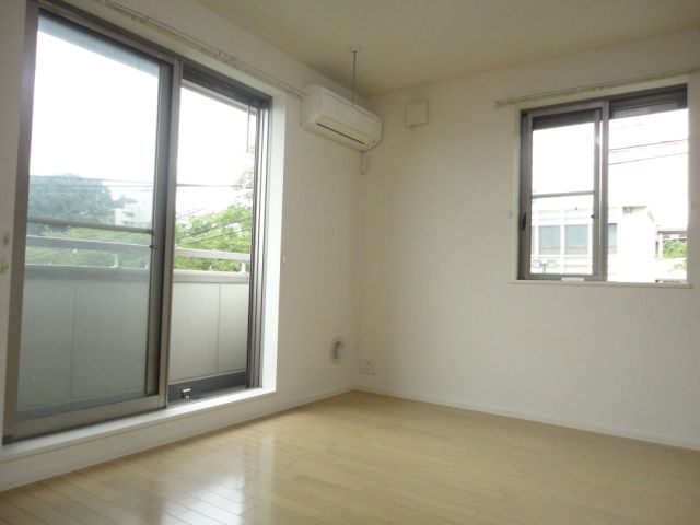 三友居 角部屋で両側に窓あり