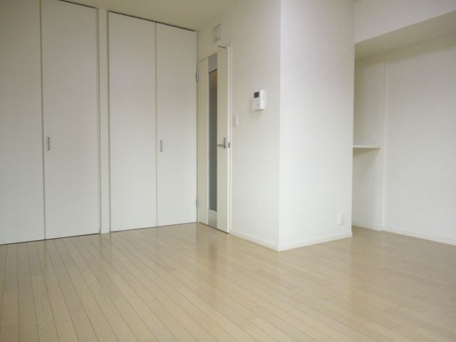 三友居 明るい建具で広い室内