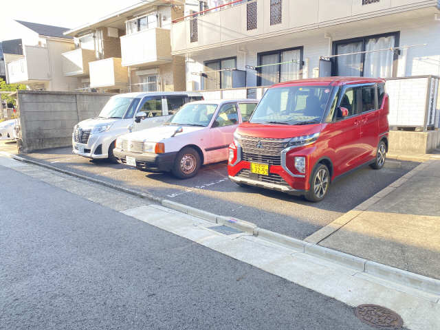 リフェール川名 駐車場