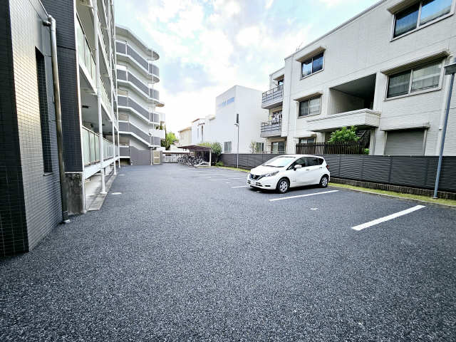 ハイクレスト本山 駐車場