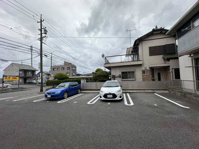 ディアス竜美丘Ｂ 駐車場