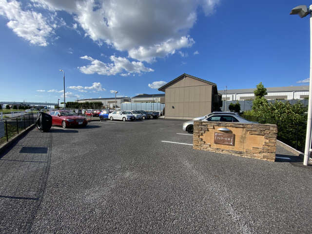クレアール杉 駐車場