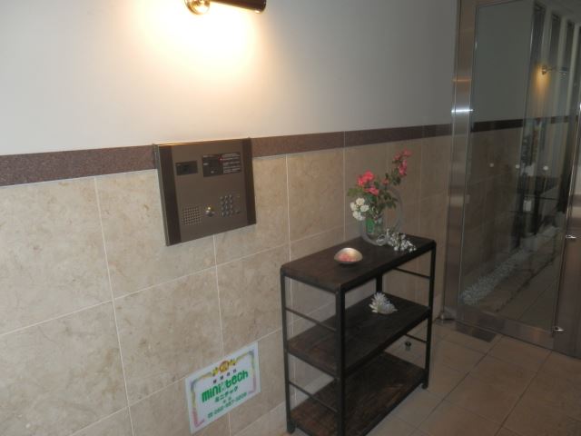 Ｆｏｒｅｓｔａ山西 エントランスにはオートロックのインターホンがあります。