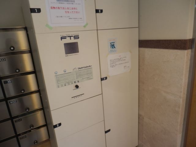 Ｆｏｒｅｓｔａ山西 エントランスには宅配ロッカーが付いています。
