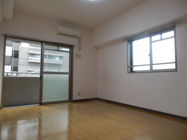 Ｆｏｒｅｓｔａ山西 角部屋ならではの2面採光のお部屋です。