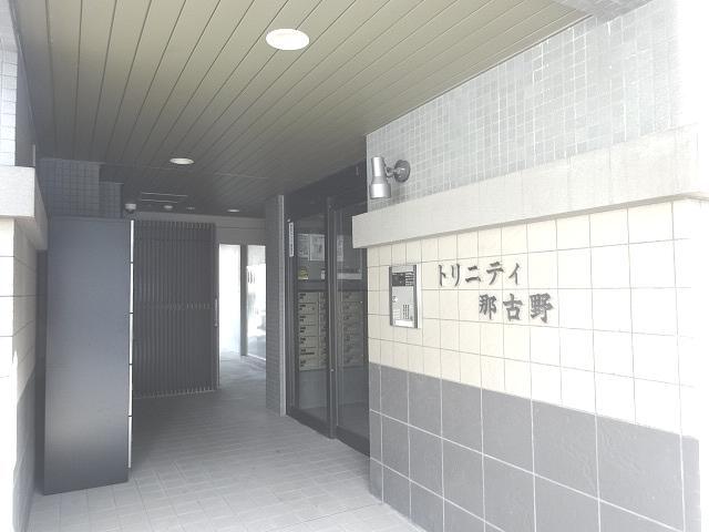 トリニティ那古野 明るい雰囲気のエントランスです