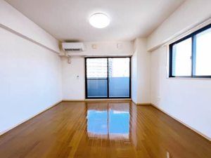 トリニティ那古野 浴室乾燥機付きのバスルーム。
