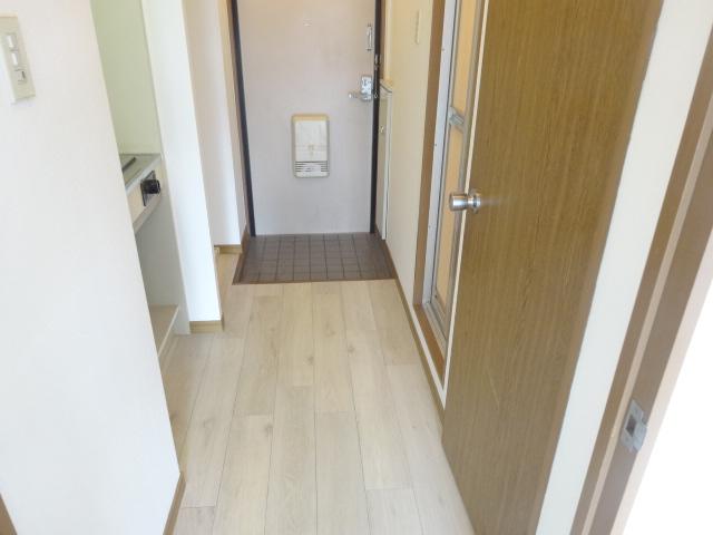 キャッスルハウス田園 洋室側から見た玄関です。