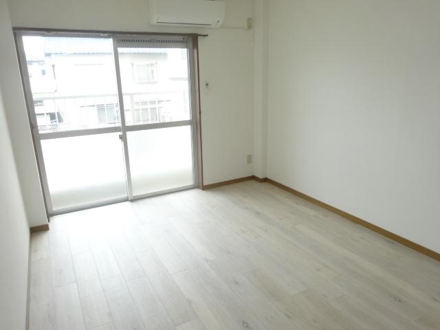 キャッスルハウス田園 ７帖の洋室です。