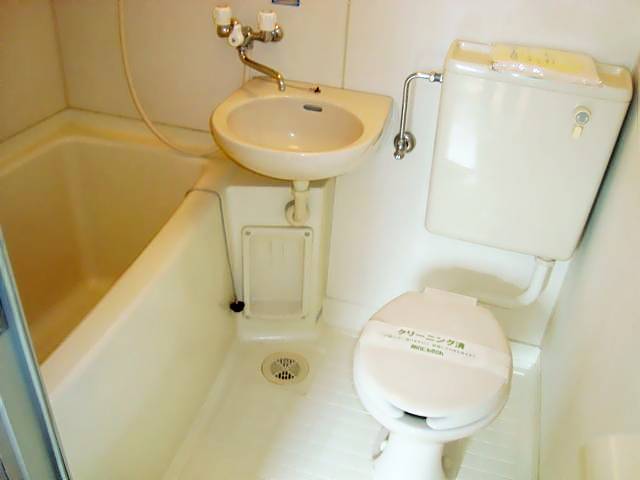 コンドミニアム御器所 清潔感溢れるユニットバスです。
