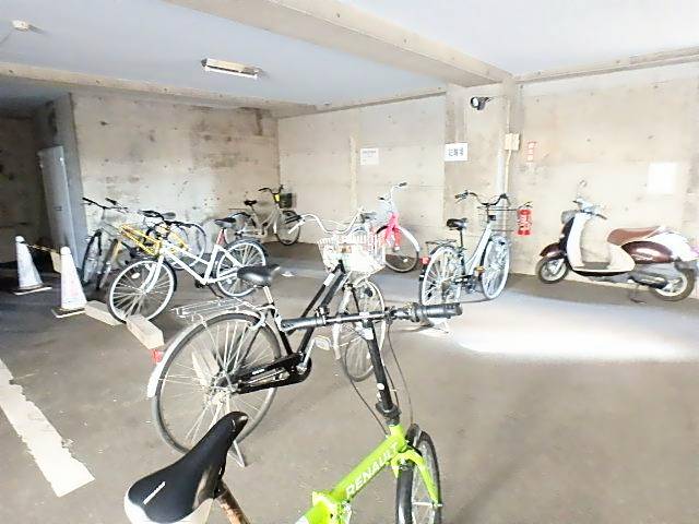 エクセレンス山中 駐車場