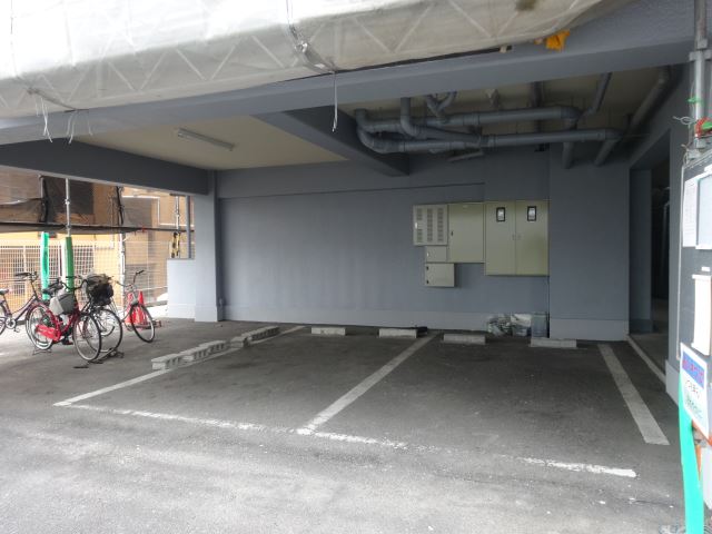 イーストアベニュー 駐車場
