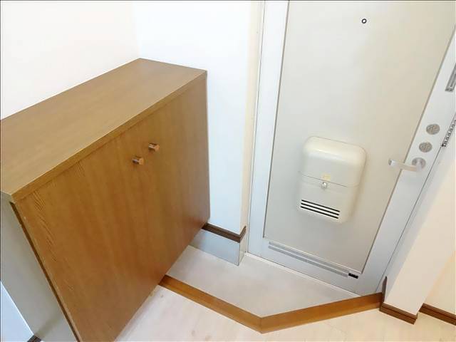 クワイエットホームズ 玄関
