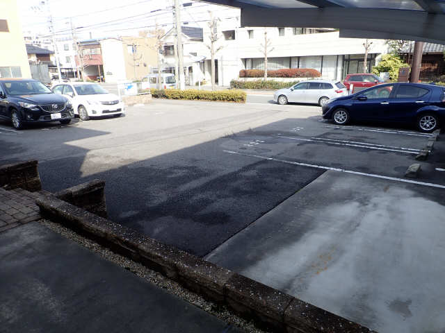 アクエルド明大寺 駐車場