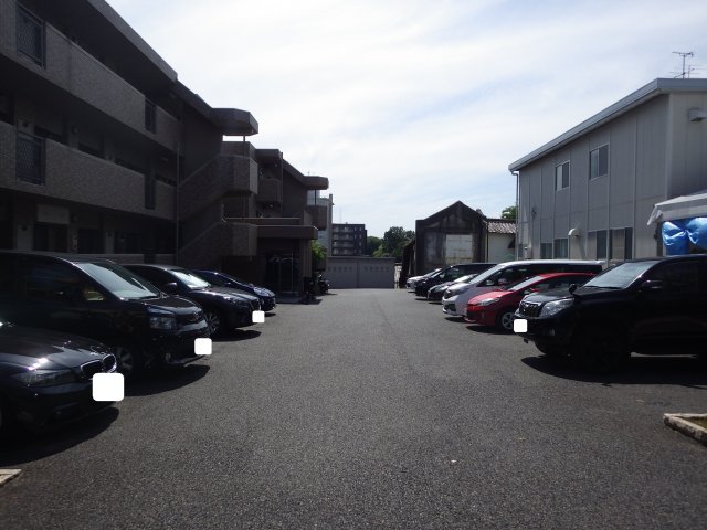 ホリーステージ城山 駐車場