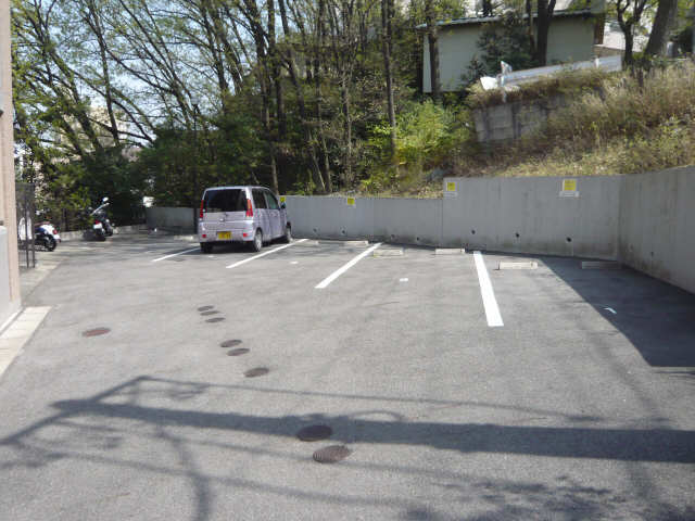 ヒルズ八幡山 駐車場