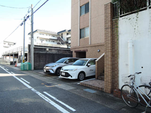フィオーレ本山 駐車場