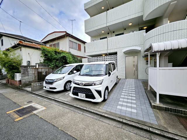 アヴニール 駐車場