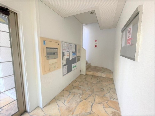ホワイトマンション エントランス