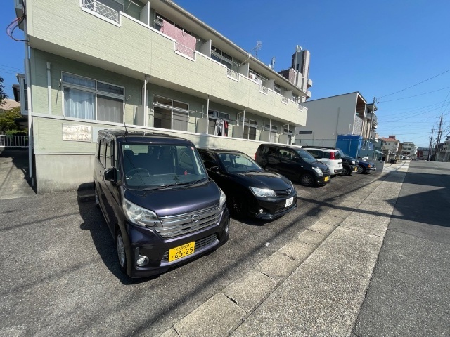 フラッツ本郷 駐車場