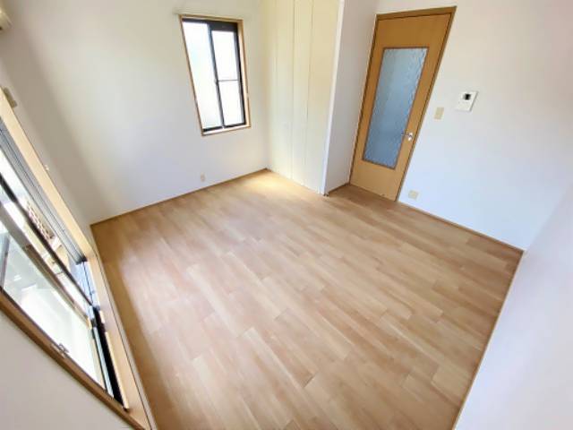アネックス平和が丘Ⅱ ８帖ある居室なので家具のレイアウトも色々と楽しめます。